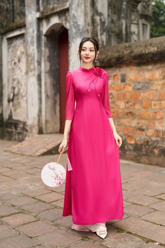 Hoa tai phù hợp khi phối cùng với áo dài sẽ tôn vinh nét nữ tính dịu dàng cho người mặc hơn.