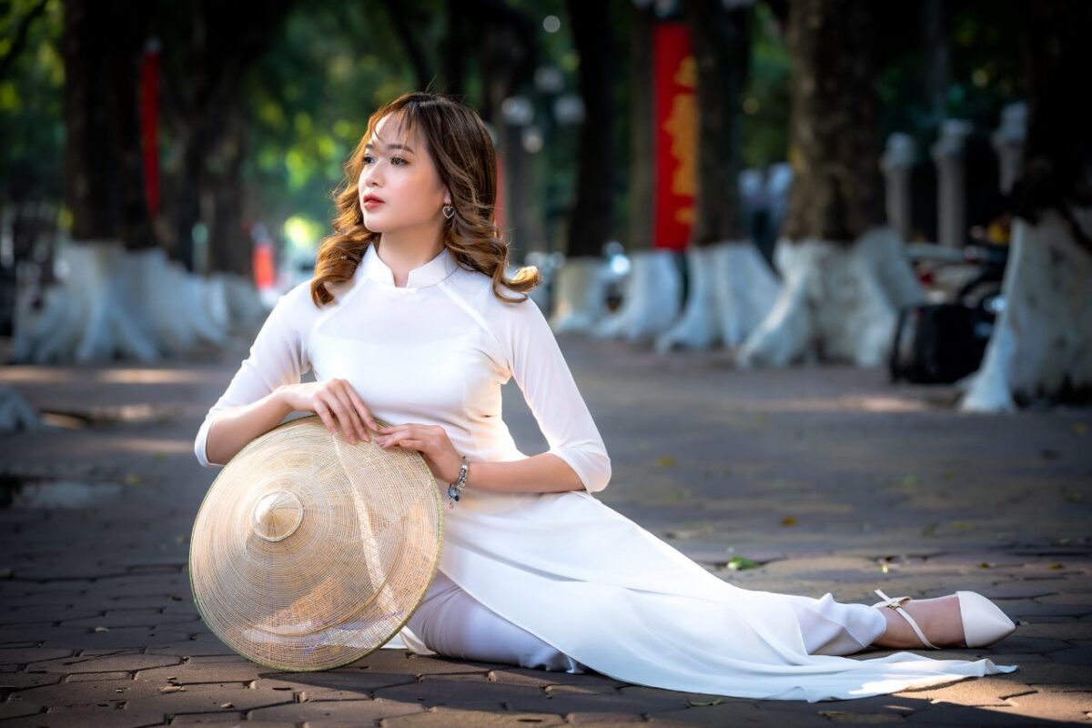 Giày cao gót cũng là một trong những phụ kiện không thể thiếu khi mặc với áo dài.