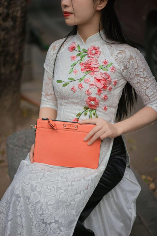 Lựa chọn túi xách phù hợp giúp tôn vinh nét đẹp cho bộ áo dài hơn.