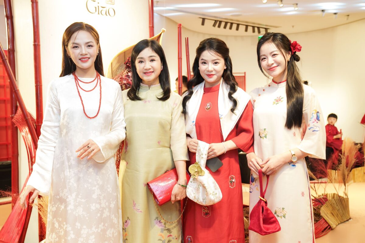 Áo dài là một trong những biểu tượng văn hóa của người Việt Nam.