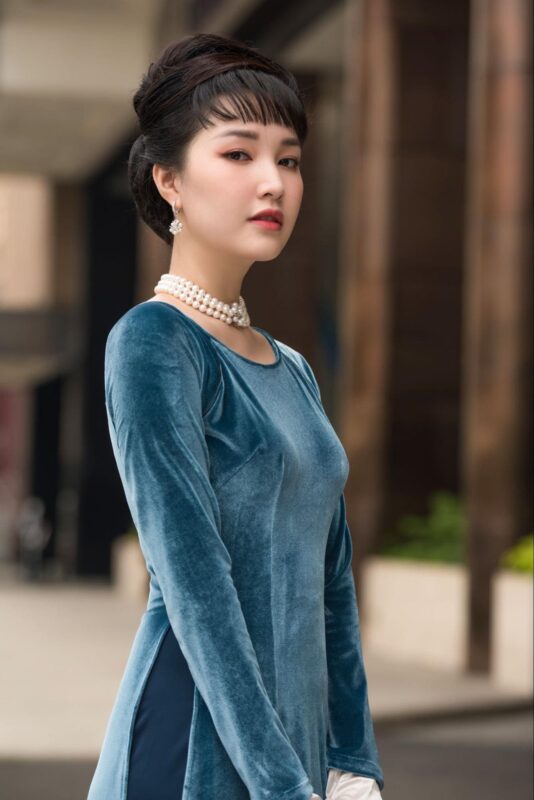 Vòng cổ ngọc trai mang đến cảm giác sang trọng, quý phái khi kết hợp với áo dài.